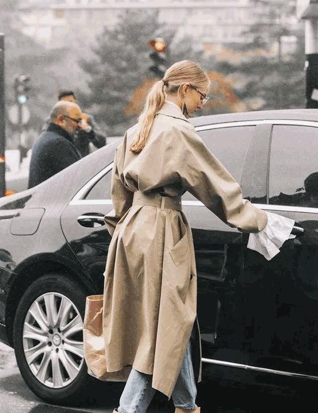  「风衣」春季风衣新穿法，变成裙装款式简约更百搭，穿上遮肉显瘦又时髦