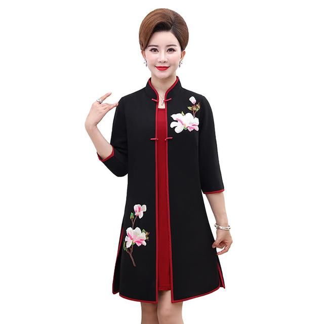 看了妈妈，才知道原来自己这么土！瞧她穿的，参加婚礼像个贵妇人