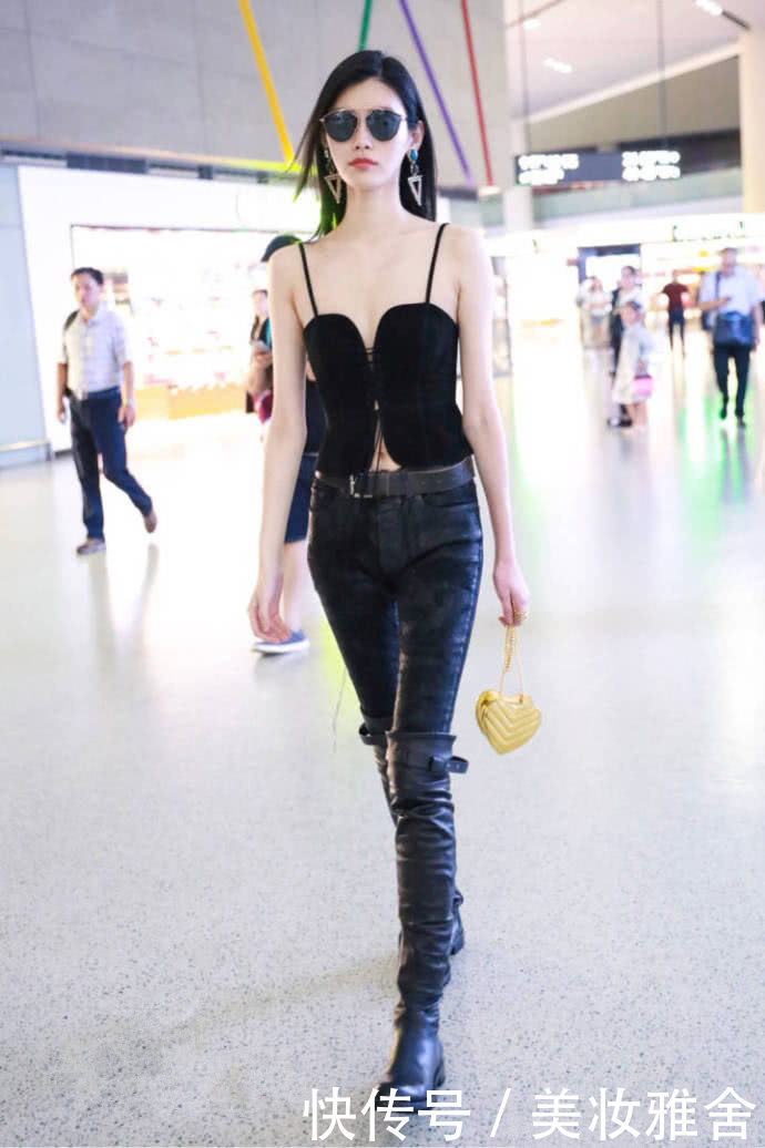 100斤不到的奚梦瑶穿运动裤现身，裤管还能再装下一个人！