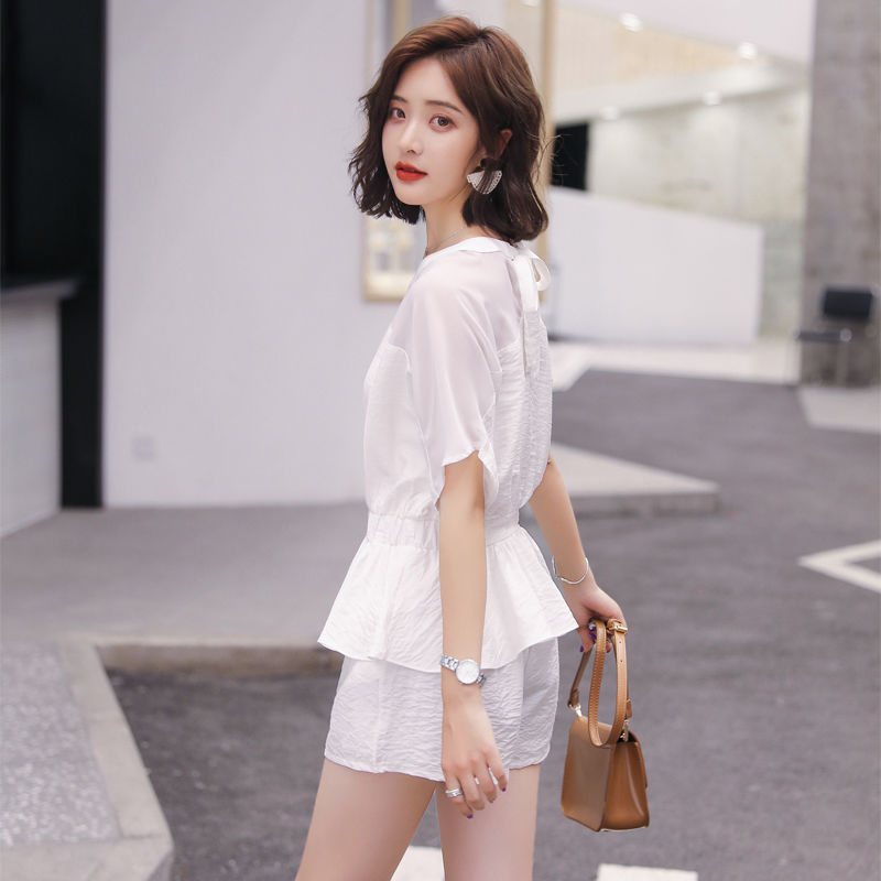 还别说，矮个子唯有穿这样的套装，不穿带跟的鞋子都贼显高，巨美