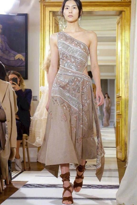 刘雯奚梦瑶现身时装周, 老奚除了腰粗腿胖, 腋下的副乳更引人注目