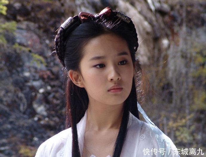 刘亦菲活动现场礼服往下滑, 她则快速往上拉着, 网友: 好尴尬啊