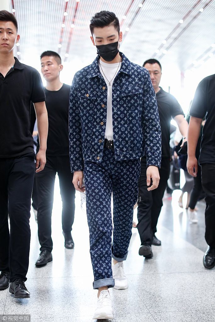 贫穷限制想想！王子异一身大牌“豪”气冲天 口罩遮面帅气撞脸吴