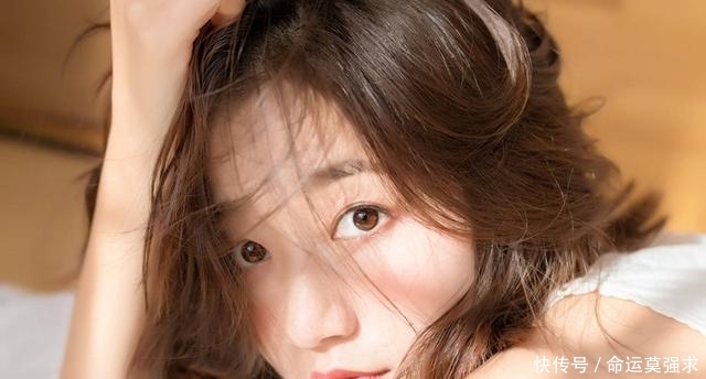 「天生」脸上有这五个特征的女生,天生自带浓妆效果,第四个可遇不可求!