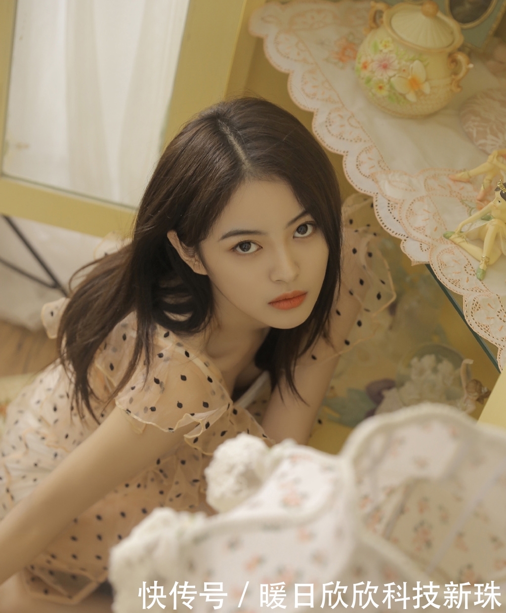 「写真」美女写真:透明纱裙美女白嫩美腿性感写真图片。