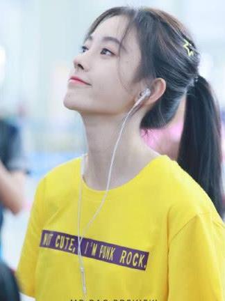 鞠婧祎穿搭真随便,T恤配热裤就走机场,扎个高马尾却变高冷脸?