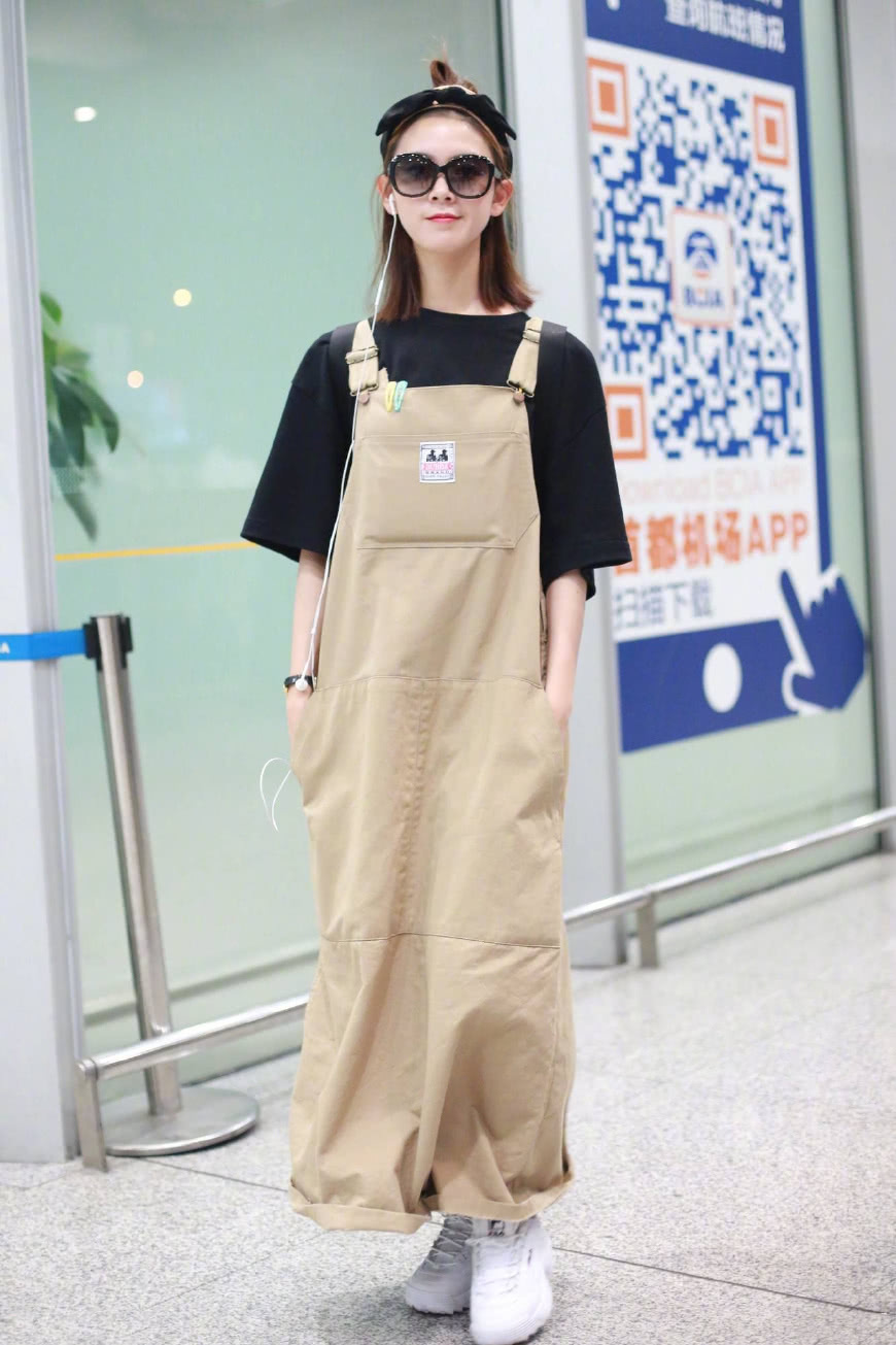 同是工装风搭配，唐嫣大气又惊艳，谭松韵清新，李沁却个性十足