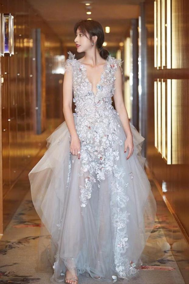 张俪穿短裙现身, 袜子露出鞋子外也一样潮流, 又解锁新穿搭!