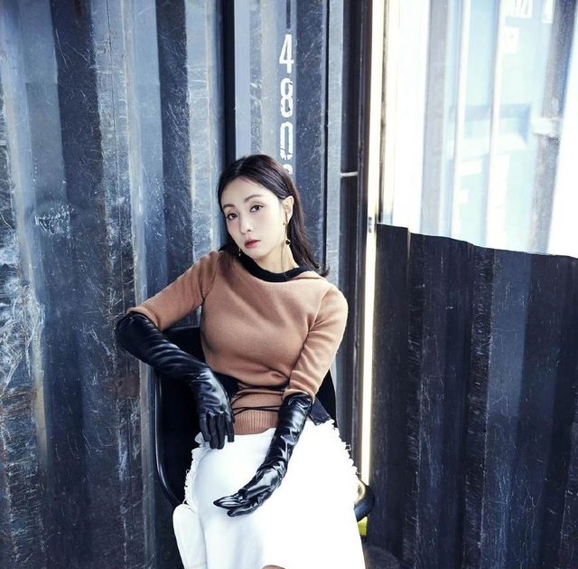 徐峥老婆小龙女陶虹吗，45岁的她逆生长，街拍似妙龄少女！