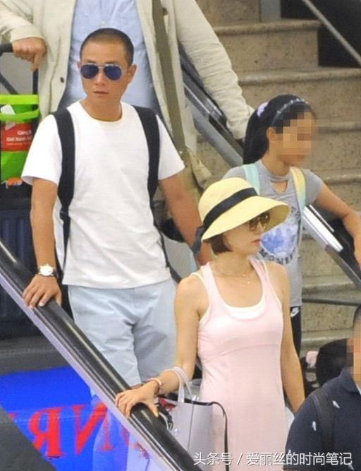 马伊琍穿粉色吊带裙散发初恋的味道，网友：难怪文章站身后护着