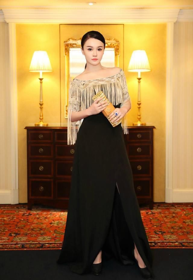 凹凸■穿大T也难掩凹凸美，冉莹颖火辣不减当年！短裤凹出比基尼既视感