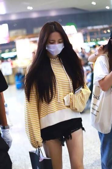 杨超越现身机场，条纹卫衣配短裤，大长腿实力抢镜