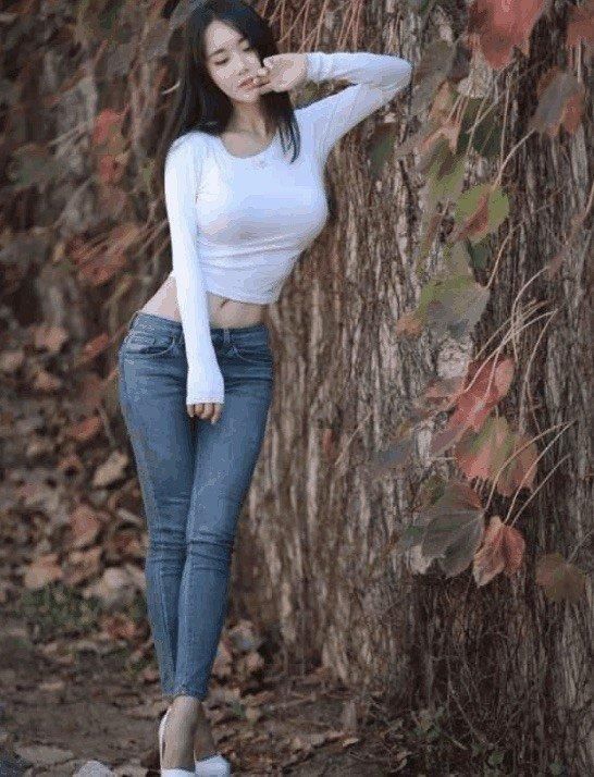 清凉一夏:街拍美女这个夏天有点热，拍到树林的美女姿势有点!