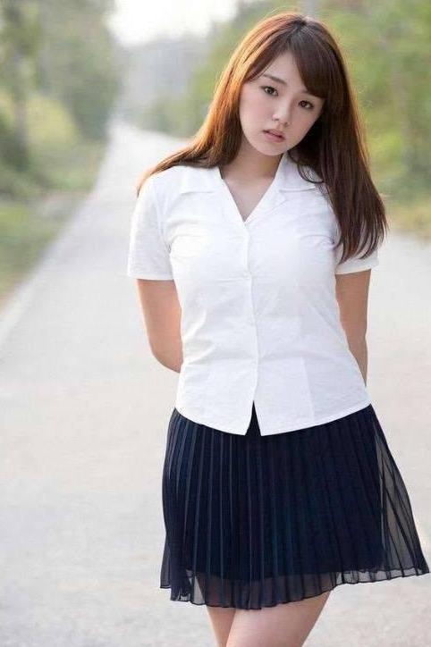 街拍：夏天小姐姐个个秀美腿，肉丝袜VS光腿哪种美?