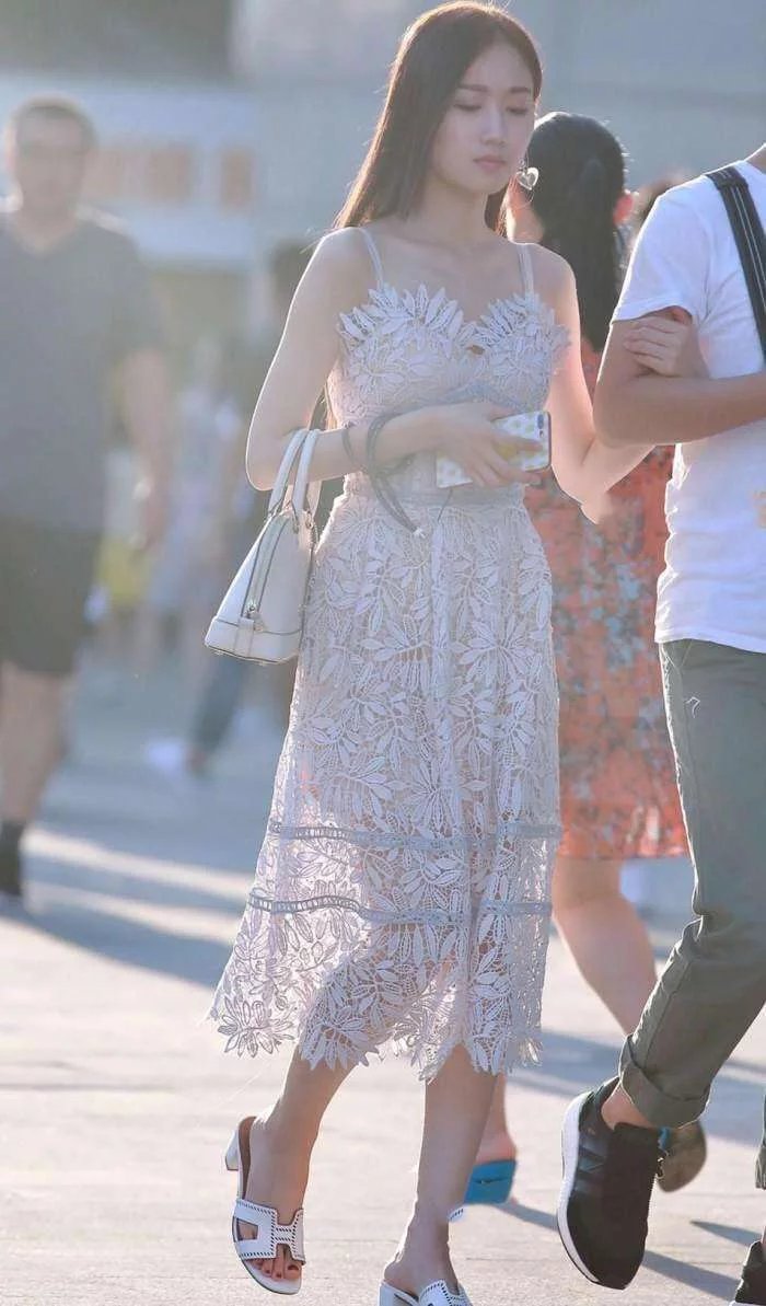 若隐若现的镂空长裙小姐姐, 阳光照射下更加唯美