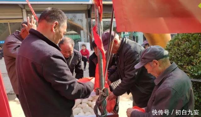  [超乎]苏北农村给新生儿“送粥米”，吃大席场面热闹非常，超乎想象！