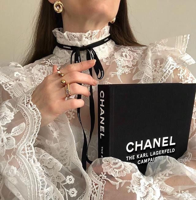 少女■不可以扔!Chanel、Dior 包裝彩带除开绑头发外,可以那样用