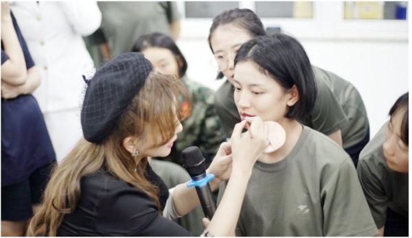  阅兵式■阅兵式上女兵的口红是雅诗兰黛、兰蔻？别猜了，是来自