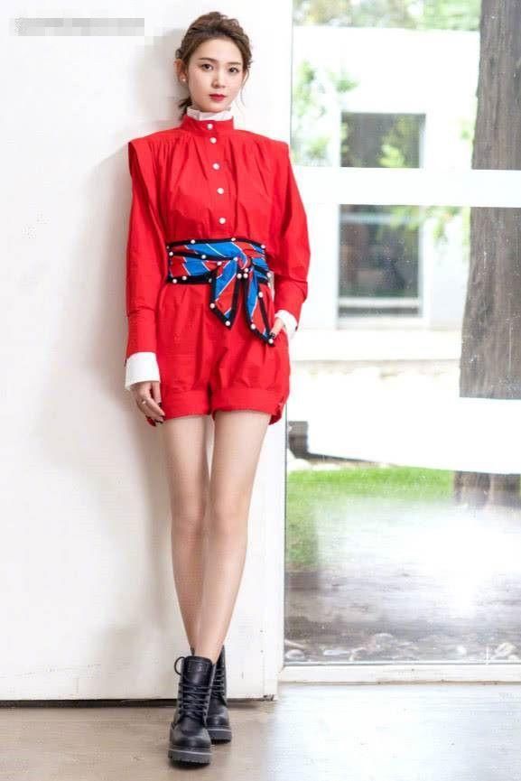 长T恤穿不好，172陈瑶都变小矮人，网友:御姐的身高萝莉的脸!