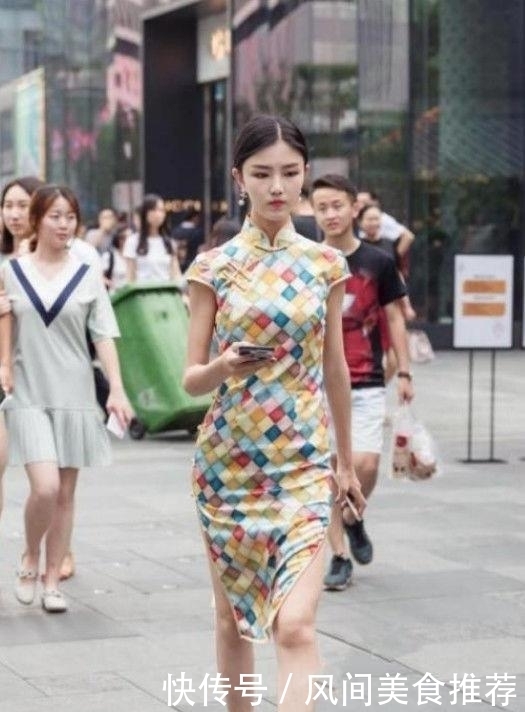 女人|时尚美女街拍:俏皮可人的美女,尽显女人窈窕身姿