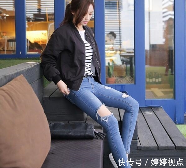  『舒适』街拍：时尚穿搭的牛仔裤美女，展现优雅简约的时尚姿态，好看