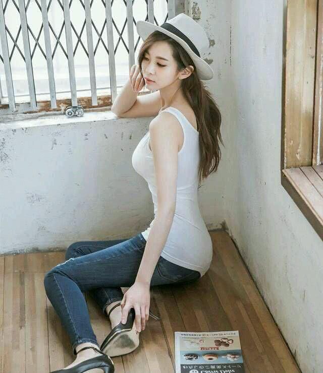 牛仔裤塑造你的纤细小蛮腰，不自觉的散发迷人的华丽气息