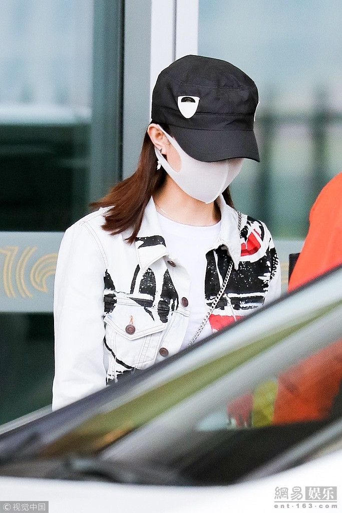 赵丽颖怀孕传言后再现身，刻意穿紧身衣？肚子真是一目了然