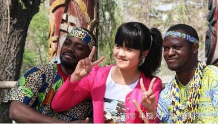 一个黑人相拥多位中国女孩,单身汉看不惯这是