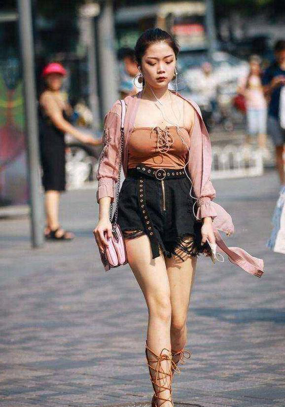 街拍：图四清爽的穿搭，甜美又可爱，展现“傲人”的好身材！