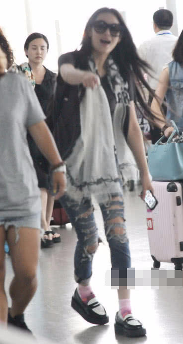 张馨予这身“大妈”打扮也是没谁了！下半身的亮点大家还是自己看