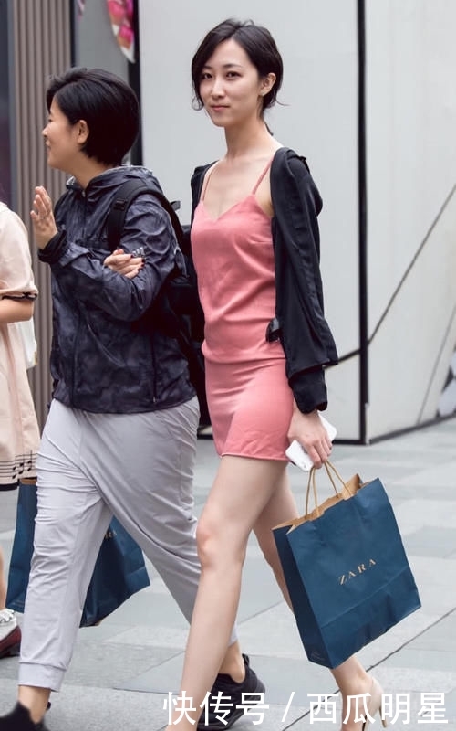  『粉色』桃粉色吊带裙搭配黑衬衫，甜美优雅，彰显气质辣妈的迷人魅力