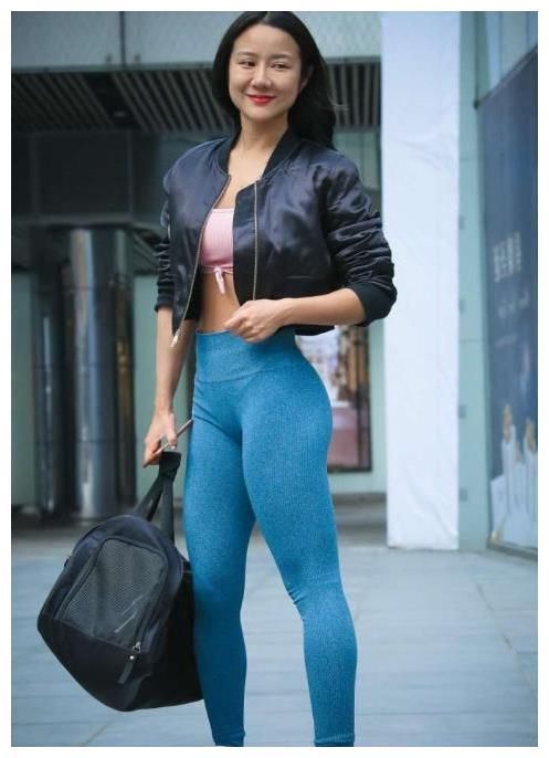 美拍：健身房里的紧身裤美女们，穿衣搭配很勾人，哪个馋了你的眼