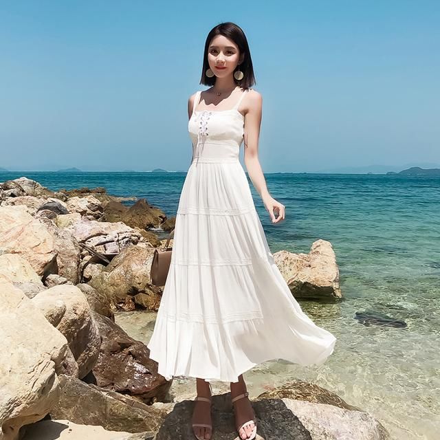 穿上这件性感的吊带连衣裙去参加聚会，我居然成为全场的焦点！