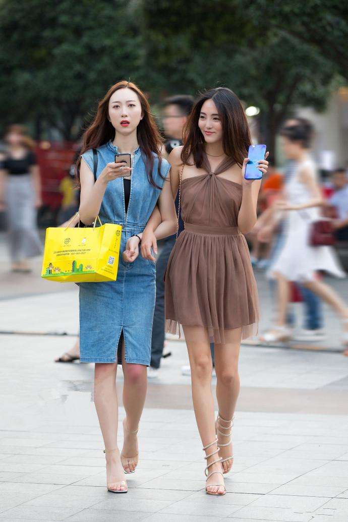重庆街拍, 这样的穿搭修饰魅力身材, 让姑娘的女人味得到尽情舒展