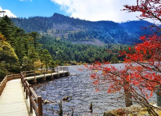 峨眉山的“姊妹山”，藏有世界第一瀑布温泉，景色美不胜收