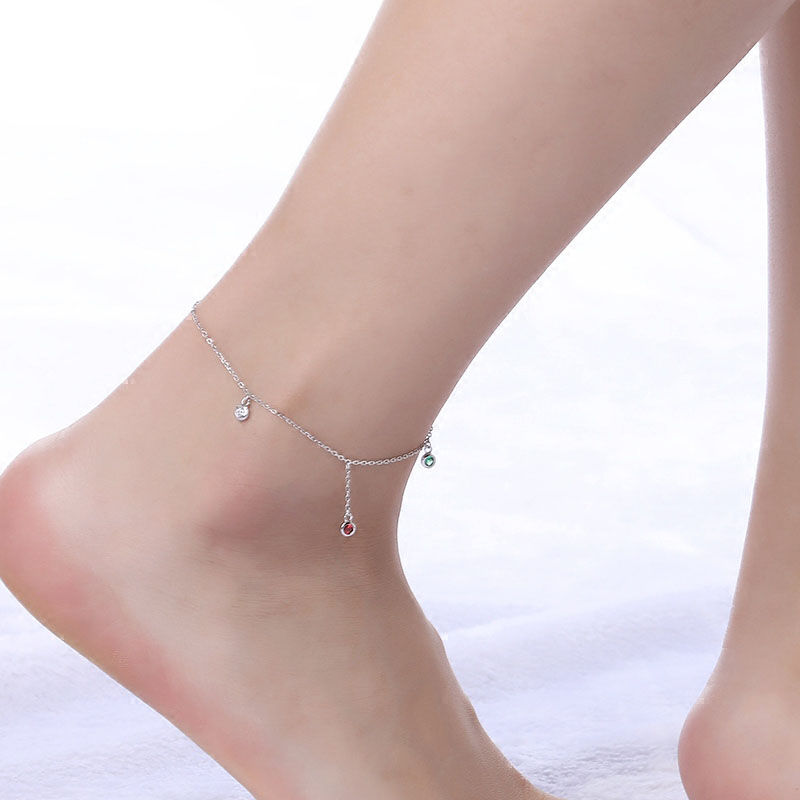 一条精致脚链，戴着更能衬托小女人气质，三寸金莲，显纤细玉足