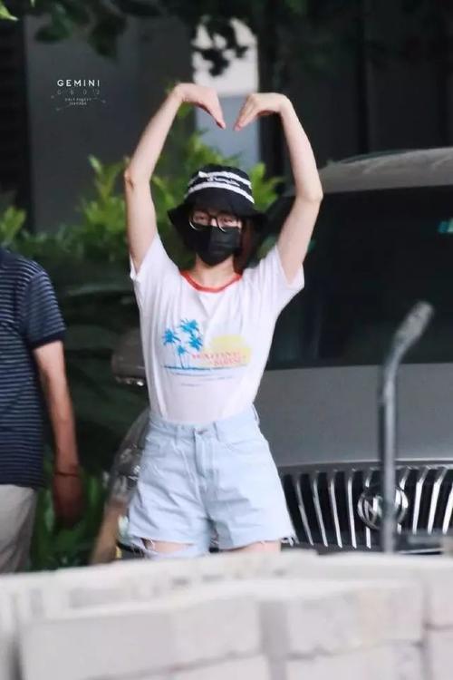 迪丽热巴穿T恤几乎是平胸，但穿上裙子大变样，都快被她迷晕了！