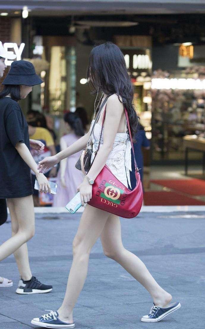 路人街拍，小姐姐身穿牛仔热裤，独特新颖，突显出优美曲线