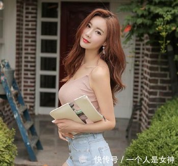 街拍:动若脱兔大方的小姐姐,身姿凹凸看起来青春个性!