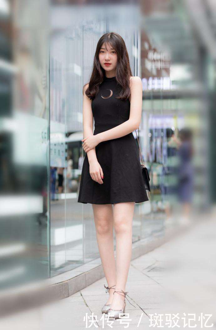 街拍:被穿黑色小短裙配高跟鞋的小姐姐撩到了,真的有气质又漂亮