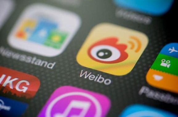 高铁占座事件”最近闹得沸沸扬扬 微博回应高铁男加V