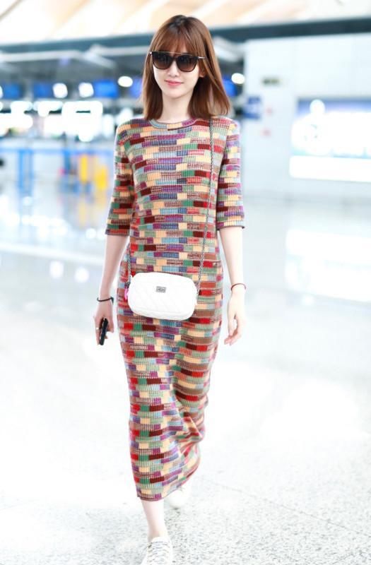 又认不出毛晓彤了，换个发型如整容，但双腿变更长了!