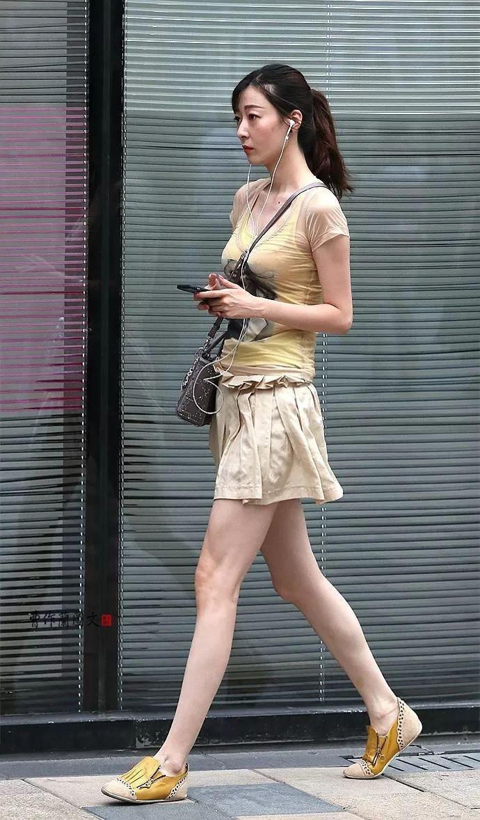 街拍：这些美女不仅拥有大长腿