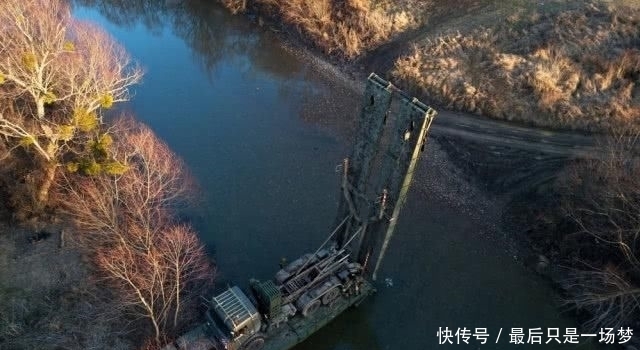  [无人机]俄军工程兵团架设重型机械化桥无人机从独特角度拍摄架桥过程