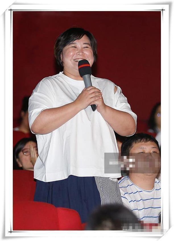 张韶涵太高估自己了,80斤体重穿200斤T恤,网友:还是贾玲穿好看