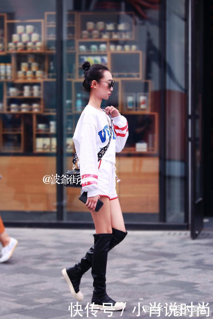 路人街拍:白色露腰背心搭配修身牛仔裤,勾勒出小姐姐纤细身材!