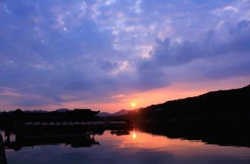 这两个不收门票的5A级景区，一个世人皆知，一个是佛教圣地！