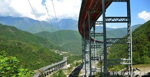  「赞叹」这座大桥创四个“世界第一”，如同盘旋巨龙，老外赞叹