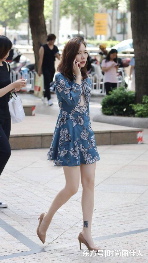  『气质』时尚的姑娘穿连衣裙搭配高跟鞋，展现了窈窕的身姿和温婉的气质