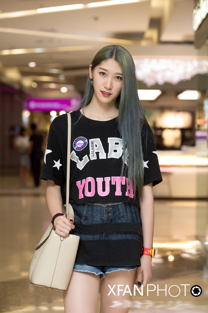 街拍重庆:几套时尚的穿衣搭配，让你美的更加有韵味!